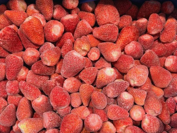 Egyptian IQF frozen strawberries, whole and sliced